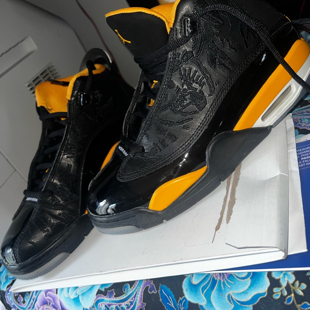 Jordan Black and Yellow Kids Sneakers - Picture 2 of 3